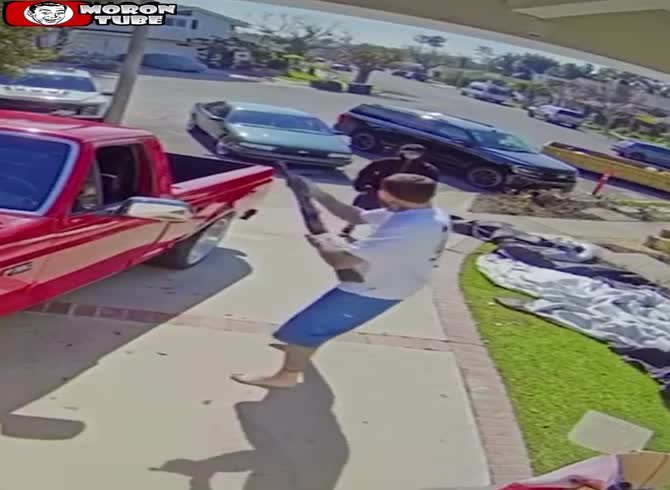 Video :An MMA fighter pulls a shotgun on a guy brandishing a knife